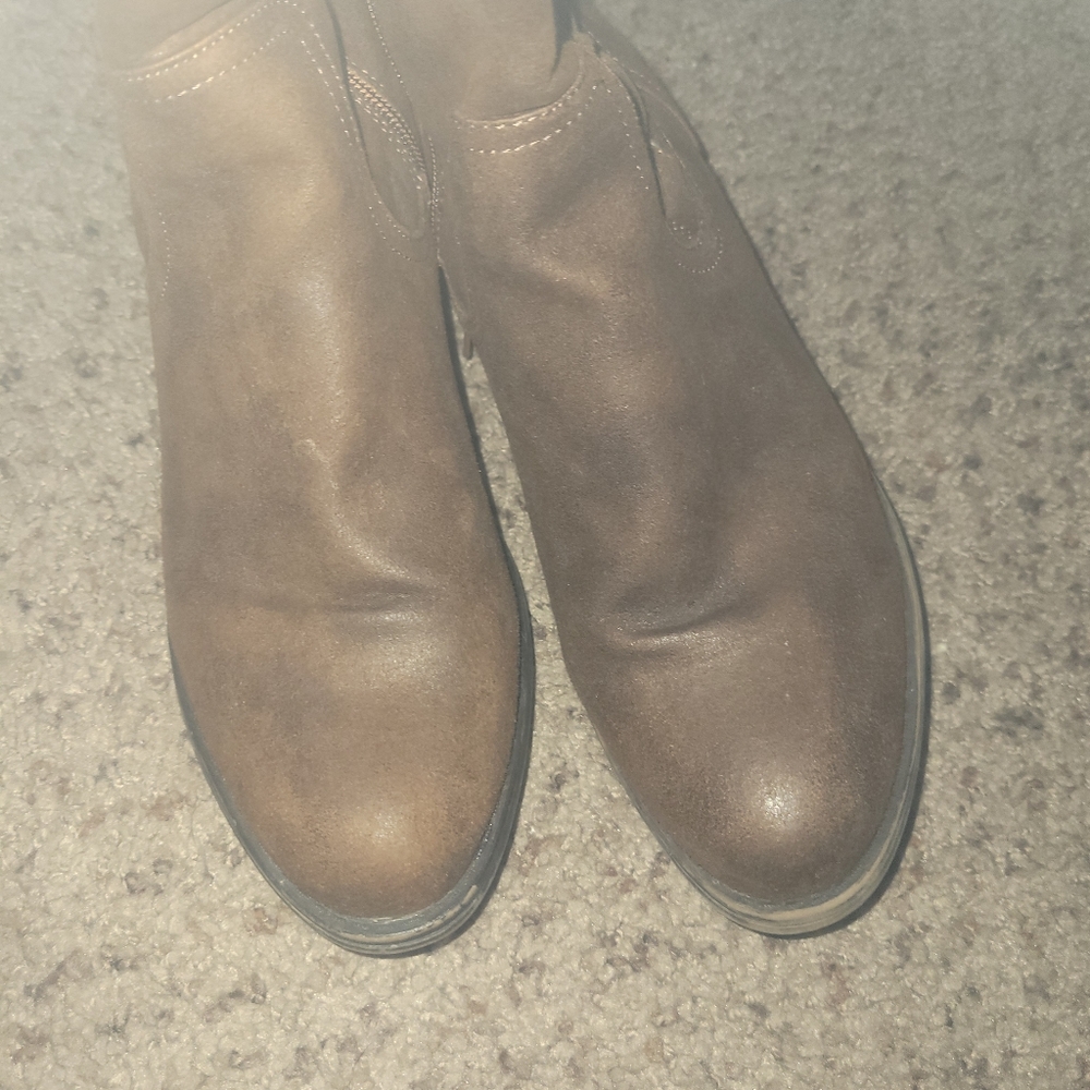 Boots - Picture 4 of 5